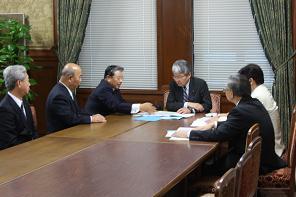 逢坂誠二民主党総括副幹事長と市長が資料を見ながら話し合っている写真