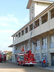 大部小学校で行われた消防車による防災訓練の様子の写真