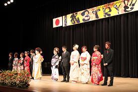 振袖やスーツを着た新成人達がステージの上に横並びしている2013年の小野市成人式の写真