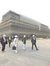 建設中の北播磨総合医療センターを視察している市長達の写真