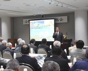 平成25年度小野市連合区長会総会でスクリーンを前に市長が発言している写真
