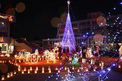 市役所前に飾られているジャンボクリスマスツリーや乗り物のオブジェなどのクリスマスイルミネーションの写真