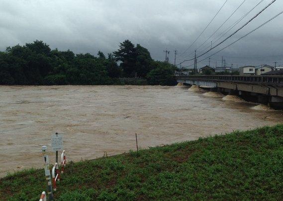 西日本豪雨により増水している加古川の写真