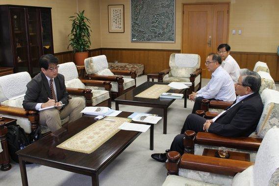 市長達が日本経済新聞社から取材を受けている様子の写真