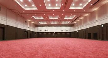 赤い絨毯がひかれた市民交流ホールの内装の写真
