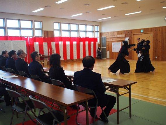 剣道の紅白試合を観客がテーブルについて観戦している写真