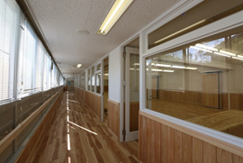 木を使ったデザインで日当たりのよいシルバーワークプラザの廊下の写真