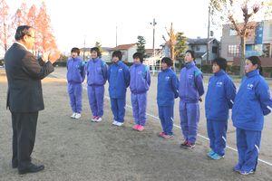 小野中学校の駅伝女子チームが横に整列し、市長の話を聞いている写真
