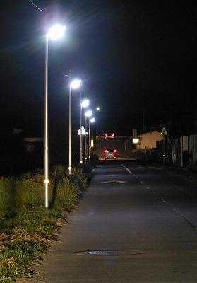 夜間の道路で点灯している防犯灯の写真