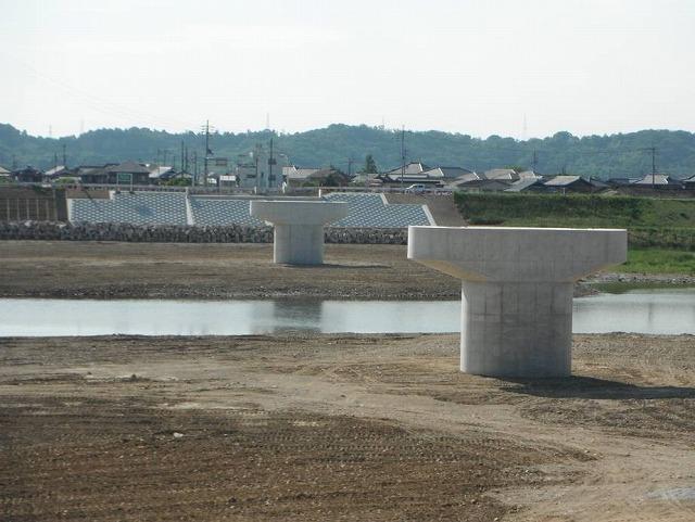 橋脚部分が完成した粟田橋の工事の様子の写真