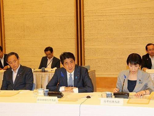 懇談会で安倍内閣総理大臣が発言している写真