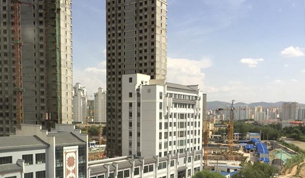 高層マンションが建設されている青海省西寧市の写真
