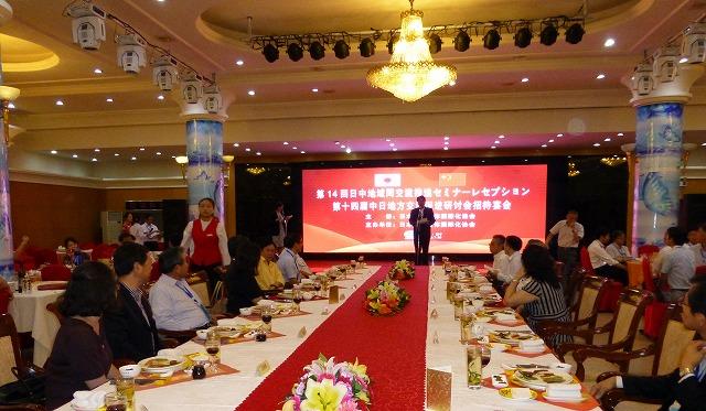 食事が並ばれたテーブルに人々が着席しているクレア北京事務所が主催した答礼レセプションの様子の写真