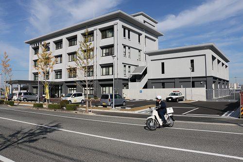 開署された小野警察署の庁舎外観の写真