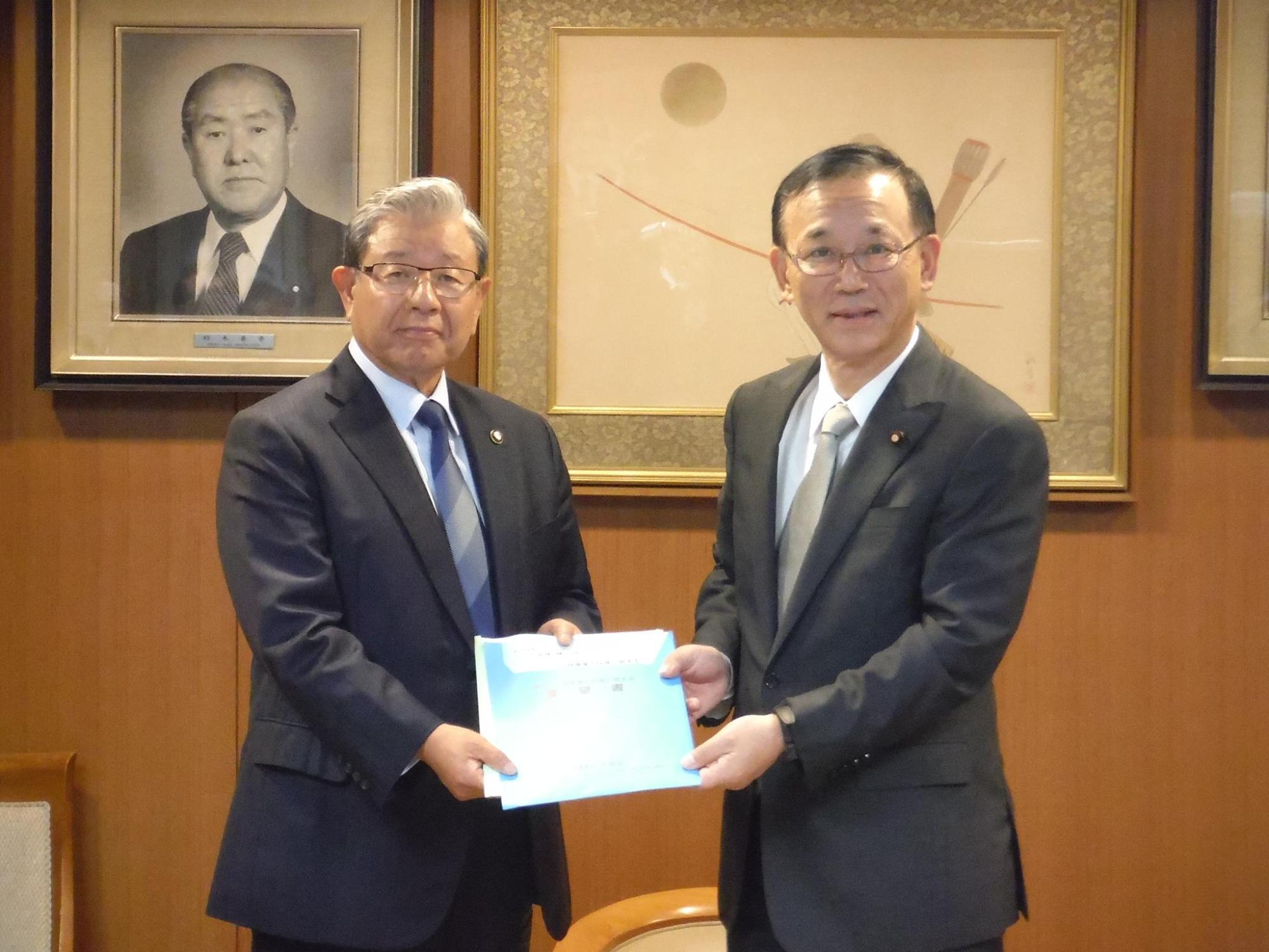 要望書を谷垣自民党幹事長に手渡す蓬莱市長の写真