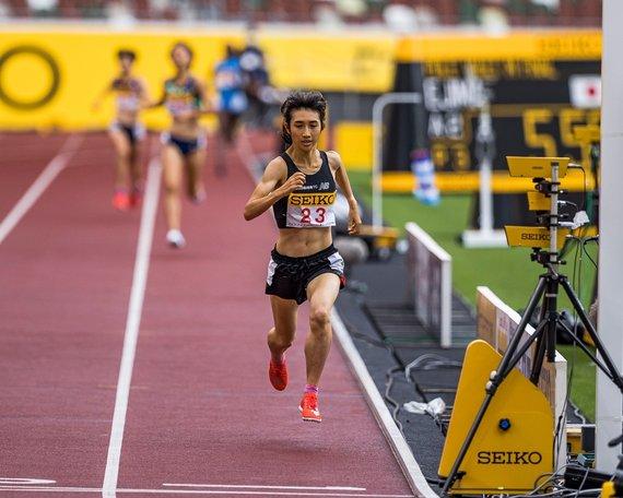 1500メートル競技中の田中希実選手を正面から撮影した写真