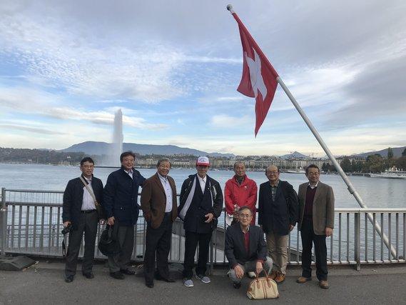ジュネーブ噴水とスイスの国旗を背景にした全国市長会欧州都市行政調査団の写真