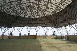 人工芝がひかれ屋根がテント膜構造になっている龍翔ドームの写真