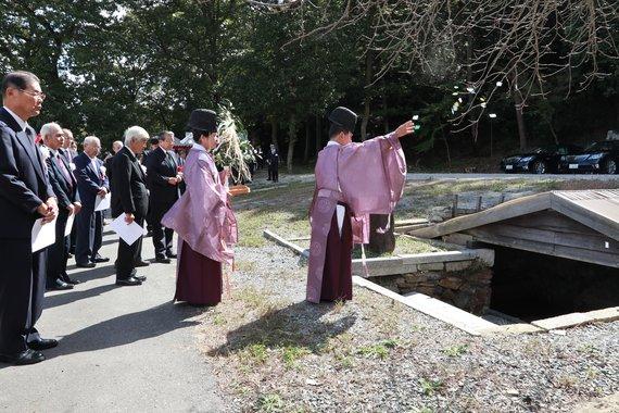 鍬溪温泉の復活に向けて祈願祭を行っている2人の祈祷師の写真