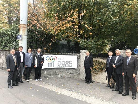 オリンピック記念館の名が書かれた幕と全国市長会欧州都市行政調査団の写真