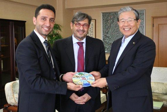 ハディー・ハムザさんとアンワル・カウサラーニさんと市長の3人で正面を向いて笑っている写真