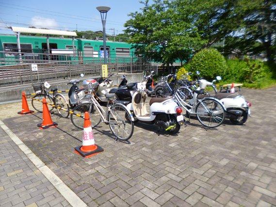 数台のバイクや自転車が駐輪してあるJR市場駅前の駐輪場の写真