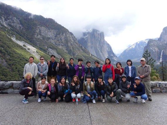 標高の高い山を背景に撮影した日本とリンゼイ市の学生達の集合写真