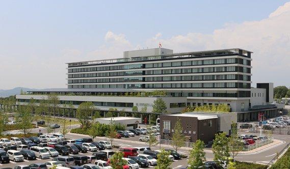 8階建ての北播磨総合医療センターの外観の写真
