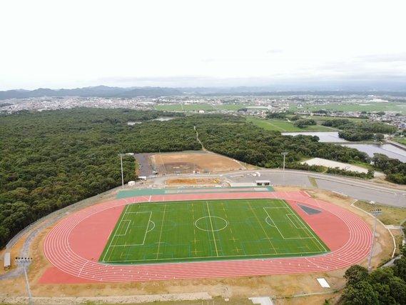 小野希望の丘陸上競技場を横向きで上空から撮影した写真