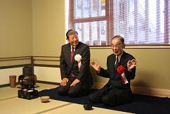 吉田完次と市長が和室でお茶を楽しんでいる写真