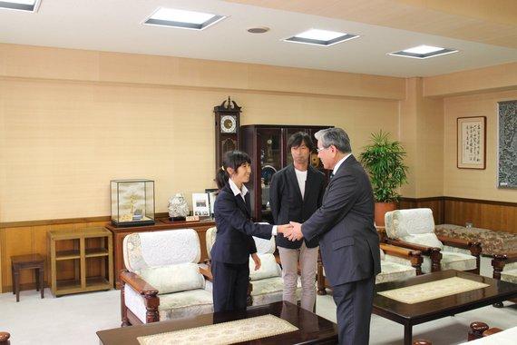 市長室で市長と握手している田中希実さんの写真