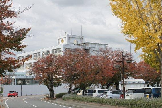 紅葉した木々越しに見える小野市役所の旧庁舎の写真