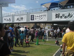 ラーメンの屋台に沢山の人が並んでいる北播磨ファンファンカーニバルの写真
