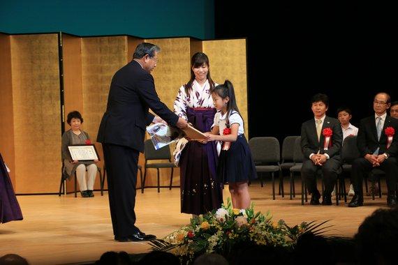第27回上田三四二記念小野市短歌フォーラムで女の子が表彰されている様子の写真