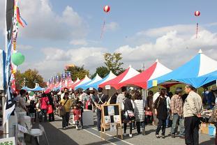 沢山の出店が並び、人々でにぎわっている小野市産業フェスティバル2009の写真
