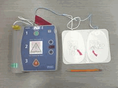 AEDの機器本体と電極パッドの写真
