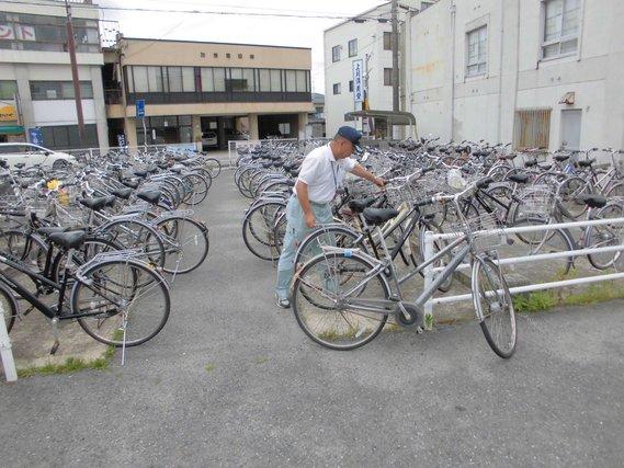 駐輪場で自転車の施錠を確認している様子の写真