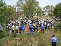 「新兵庫史を歩く」の収録風景の写真。大勢の参加者が小野市の名所・旧跡を散策する様子が確認できる