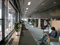 小野市立図書館における窓際の内装写真