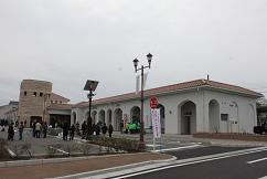 粟生駅にある洋風の白い建物の陶遊館アルテの写真