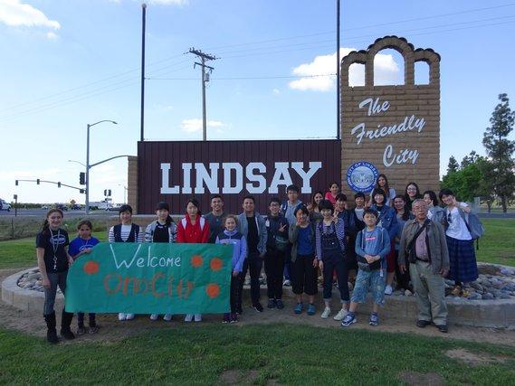 「LINDSAY」と書かれた建物の前で撮影した日本とリンゼイ市の学生達の集合写真