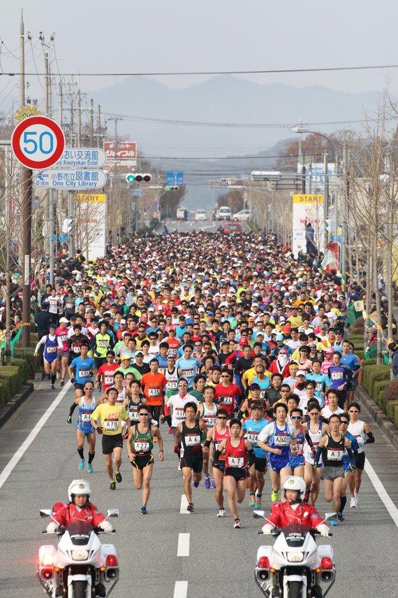 沢山のランナーが走っている様子を正面から撮影した小野ハーフマラソンの写真