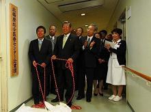 北播磨総合医療センター企業団の事務局開設を祝っている市長や関係者たちの写真