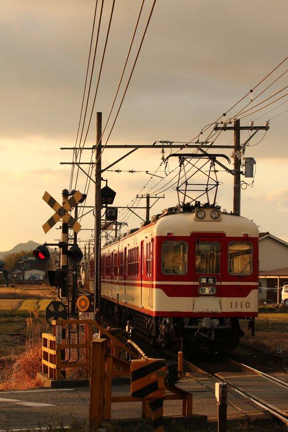 夕暮れに染まっている神戸電鉄粟生線の電車の写真