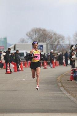 加古川河川敷のマラソンコースを走っている小林祐梨子選手を正面から撮影した写真