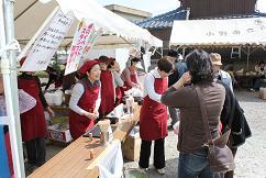 太閤の渡しで手打ちうどんや地鶏卵かけご飯を出店で販売している様子の写真