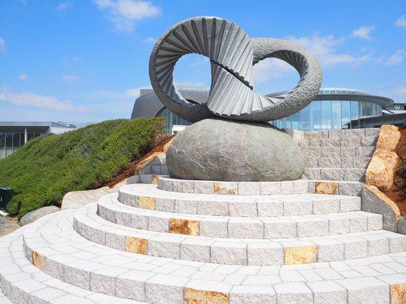 ねじれた輪の形をした階段状の「夢Kaidan」のモニュメントの写真