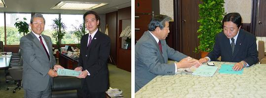 前原国土交通大臣と市長が資料を一緒に持っている写真と、野田財務副大臣と市長が資料を見ながら話し合っている写真