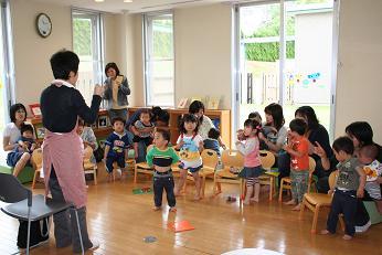 児童館チャイコムで児童たちと遊びをしている写真