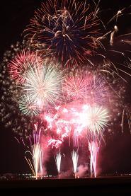 小野まつりで打ち上げられた「ファイヤーファンタジア」の花火の写真